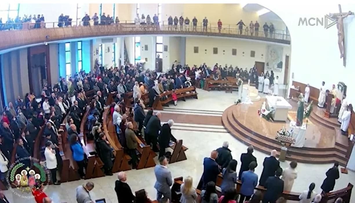 Kremtohen Pashkët katolike/ Qytetarët luten për më shumë paqe dhe shëndet (VIDEO)