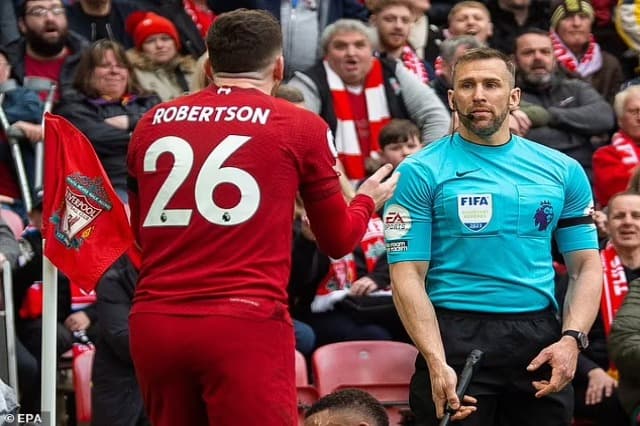 Goditi lojtarin e Liverpool, pezullohet arbitri në Premier League