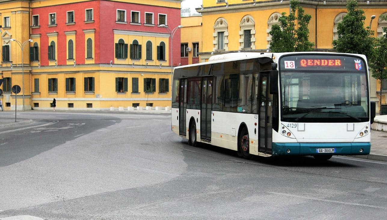 Merr flakë në lëvizje autobusi i linjës së Institutit