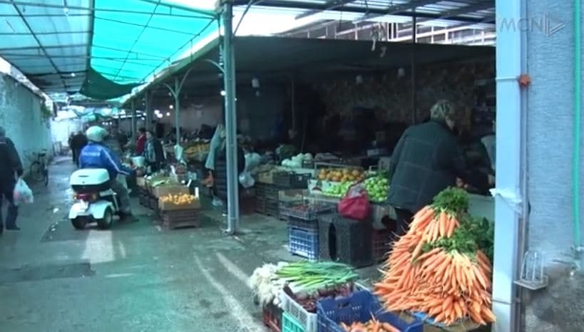 Fruta-perimet nga importi mbushin tregjet/ Qytetarët: Çmimet janë të papërballueshme (VIDEO) 