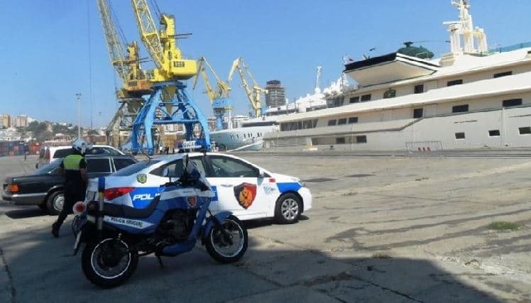 Gjenden 8 pistoleta në një furgon me targa angleze në Portin e Durrësit