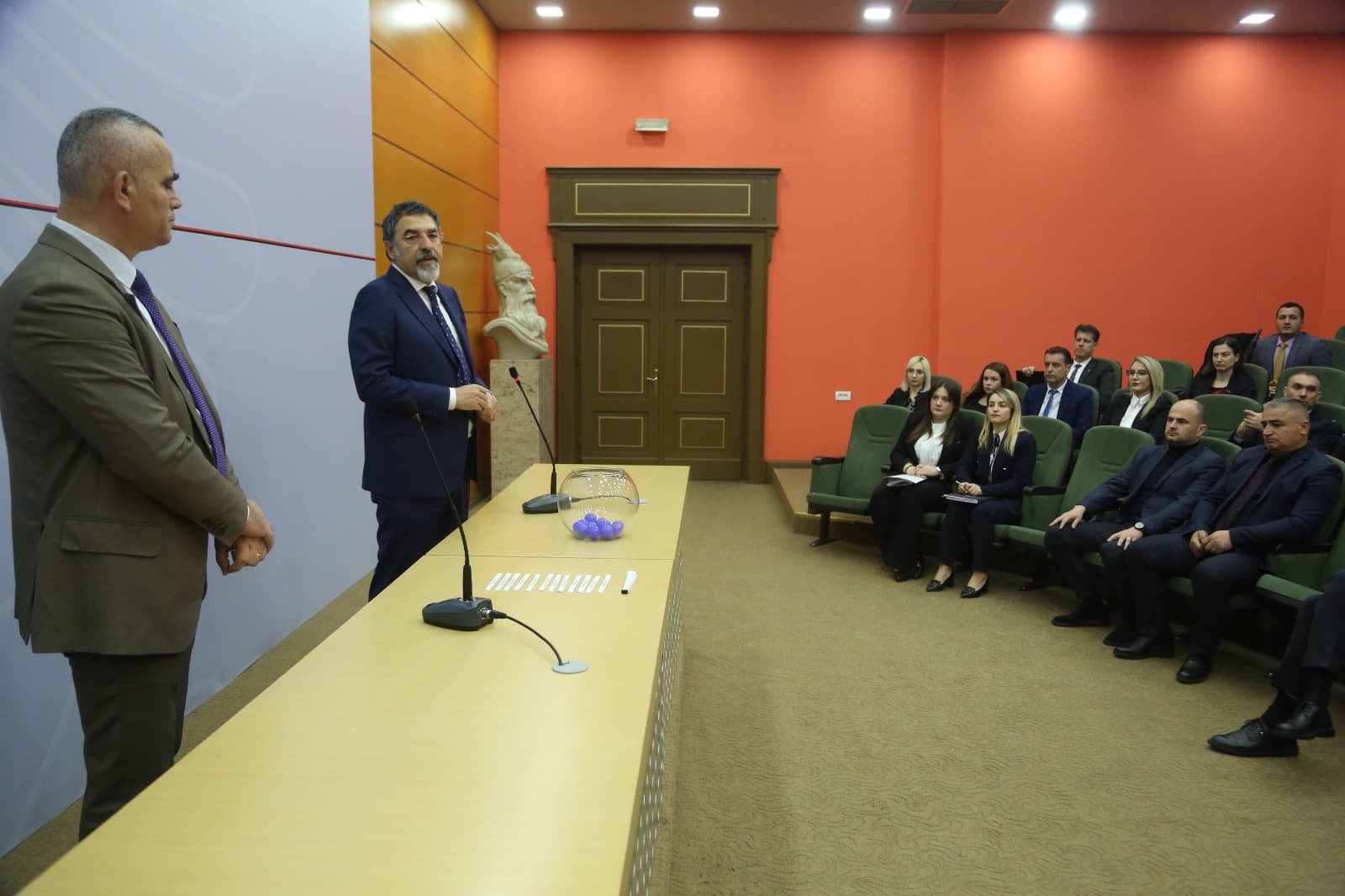 Nis vettingu në Policinë e Shtetit, hidhet shorti për 36 emrat e parë të drejtuesve
