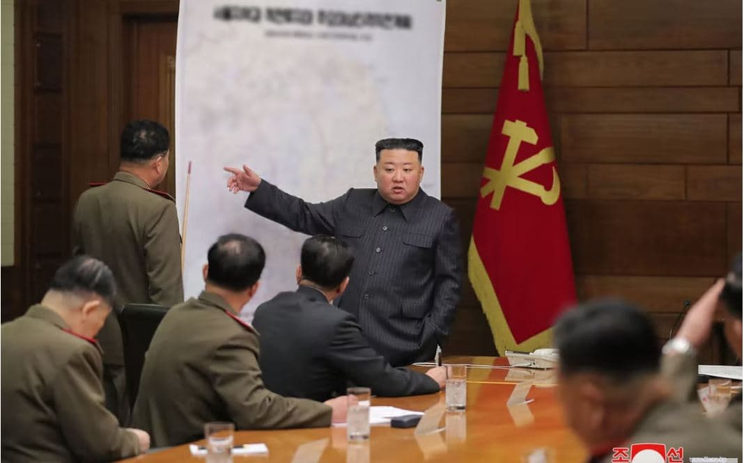 Kim Jong-un urdhëron Korenë e Veriut të përgatisë kapacitete bërthamore sulmuese