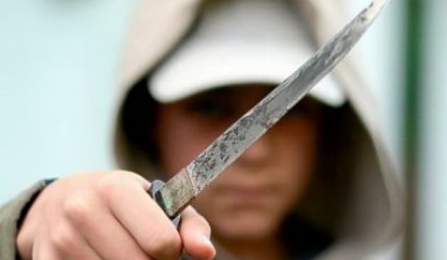 Plagosi me thikë 17-vjeçarin, arrestohet i riu në Korçë