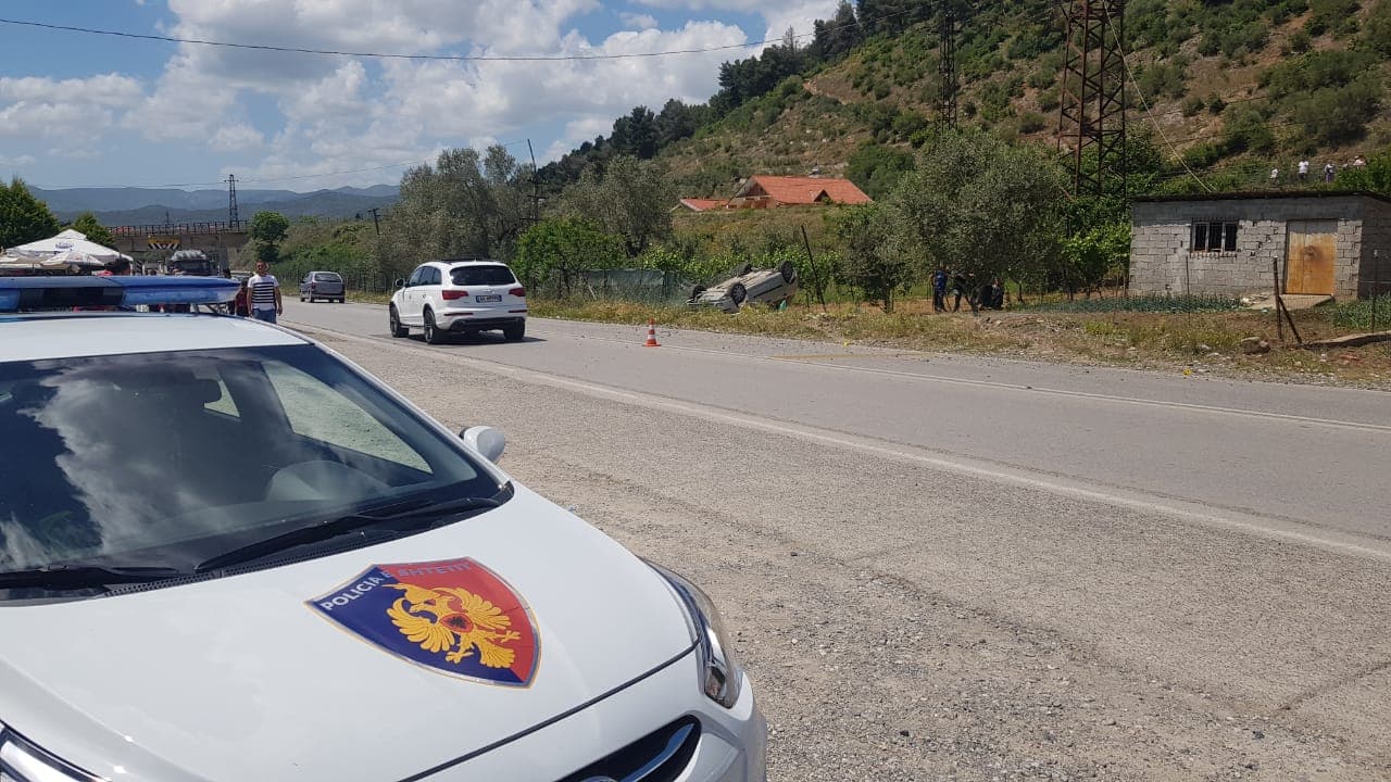 Po kalonte rrugën te vijat e bardha, makina përplas 14-vjeçaren në Elbasan