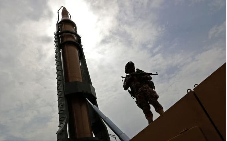 Irani në bisedime sekrete me Kinën dhe Rusinë për të blerë karburant raketor të sanksionuar