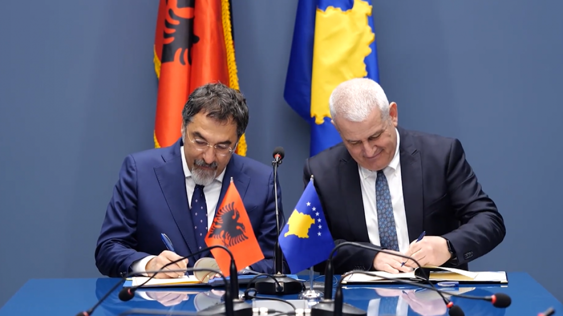     Nënshkruhet protokolli Shqipëri-Kosovë për lëvizjen e lirë me automjete për banorët e dy anëve të kufirit