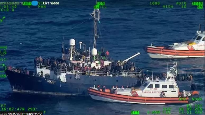 Kriza e emigrantëve, 400 persona ende të bllokuar në varkë në brigjet e Italisë