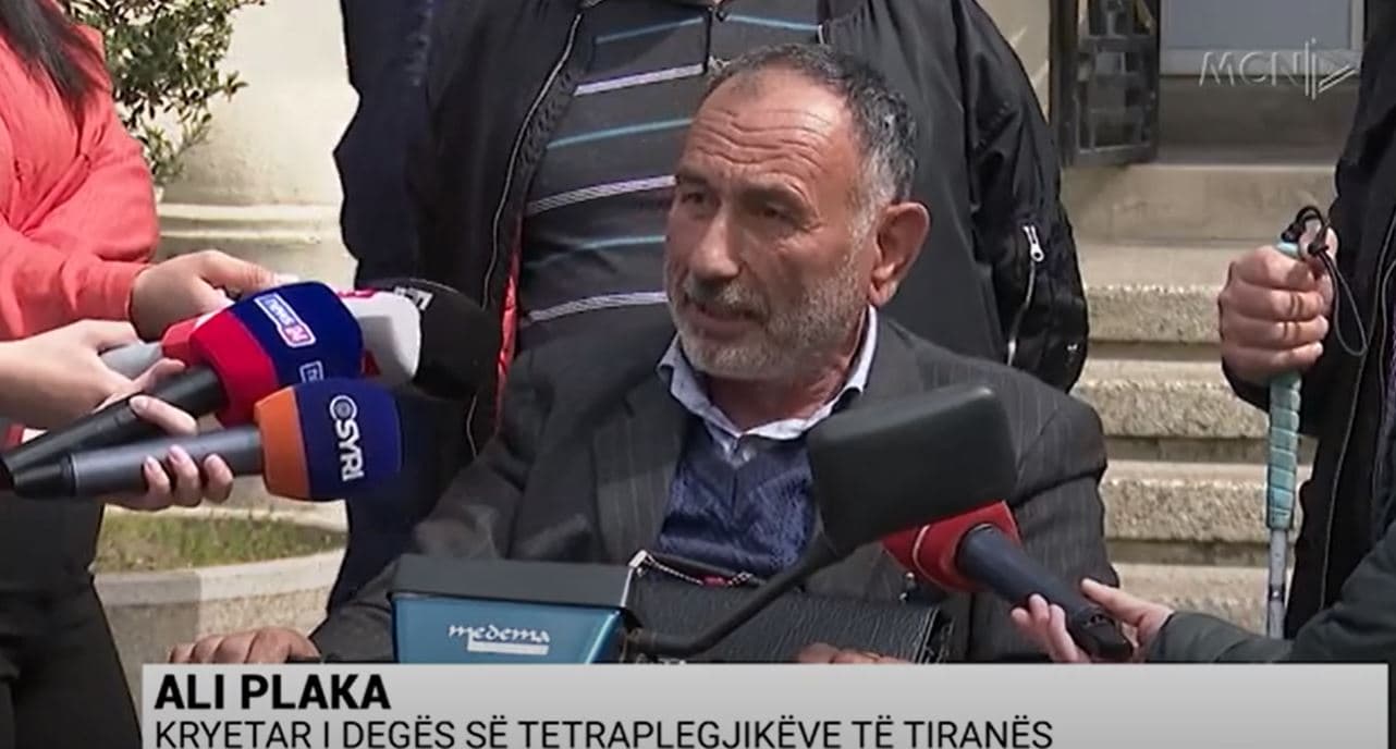 “Po na rrezikoni votën”/ Shoqatat "PAK", protestë para Bashkisë Tiranë