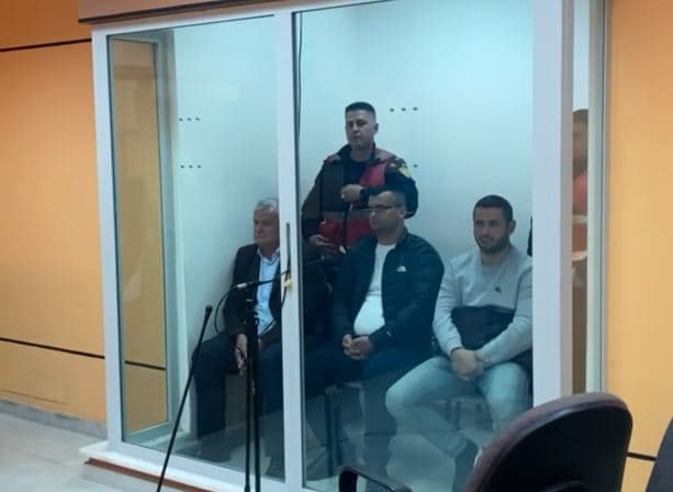 Elbasan/ Kërcënuan biznesmenin të tërhiqej nga tenderi, dalin para gjykatës 3 të akuzuarit