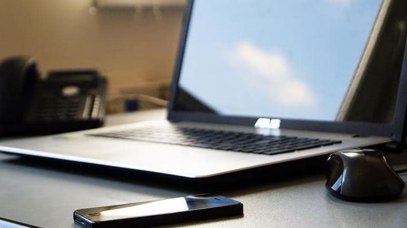 Studimi: Mënyra si e përdorim kompjuterin dhe lëvizim mous-in tregon sa të stresuar jemi në punë