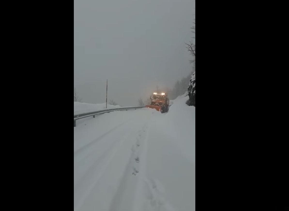   Reshje dëbore në Qafë Thore-Theth/ ARRSH: Po punohet për pastrimin e aksit rrugor