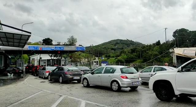 Pashkët, radhë të gjata në Kakavijë/ Udhëtarët: Situatë e përsëritur! Nuk po merren masa