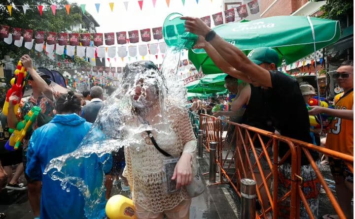 Festival i vërtetë në rrugë, Tajlanda feston Vitin e Ri duke u lagur me ujë (FOTO) 