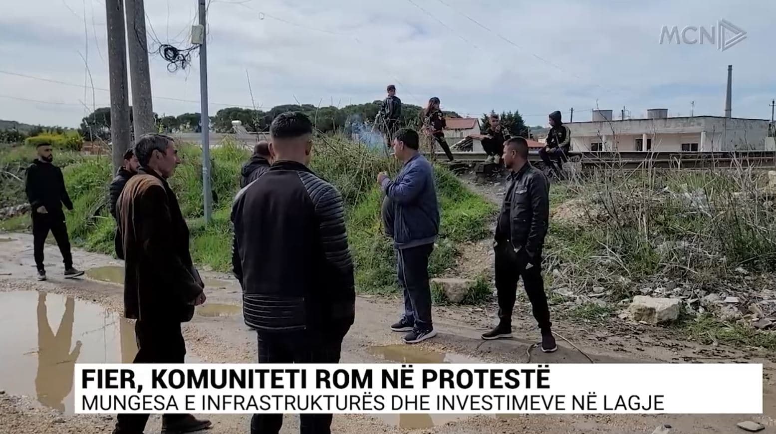 Fier, komuniteti rom në protestë/ Mungesa e infrastrukturës dhe investimeve në lagje (VIDEO)