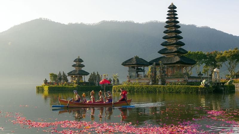 Indonezia shqyrton mundësinë e ‘ndëshkimit’ me taksë për turistët me sjellje të keqe