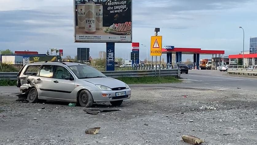Ambulanca përplaset më një automjet në aksin Lezhë-Laç, plagoset një person