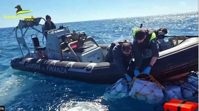 Sekuestrohen 2 ton drogë në Siçili, 70 pakot u gjetën teksa lundronin në det
