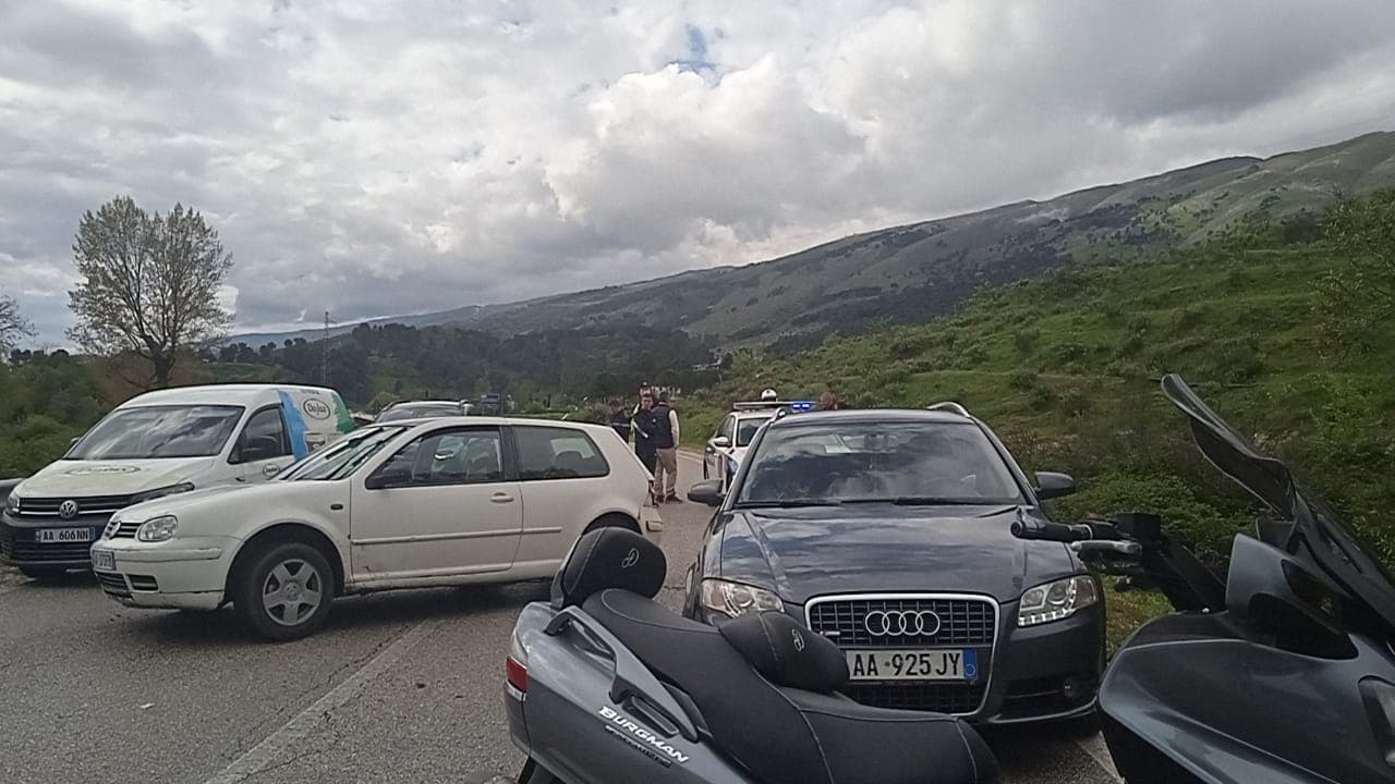 Gjirokastër/ Dy makina dhe një motor përfshihen në aksident