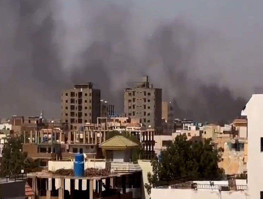 Bombardohen spitalet në ditën e tretë të luftimeve në Sudan