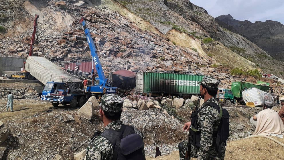 Rrëshqitja masive e dheut zë poshtë kamionët në Pakistan, humbin jetën dy persona, dyshohen të zhdukur
