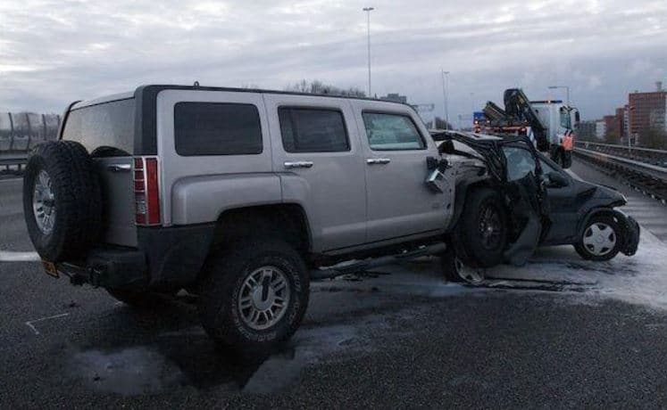 Përplasën qëllimisht me “Hummer” makinën e një personi dhe e kanosën, shpallen në kërkim dy persona