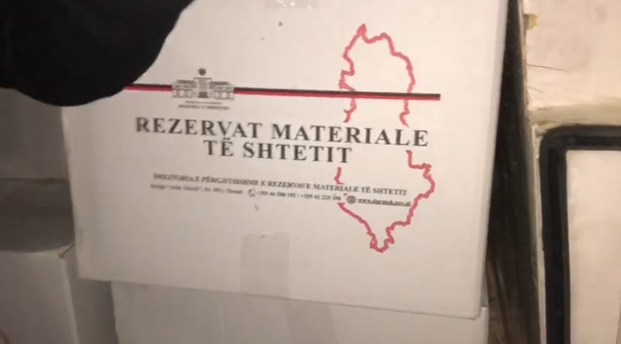Një grup personash bllokojnë furgonin me ndihma në Has: Do shpërndaheshin nga kandidati i një partie/ Reagon policia