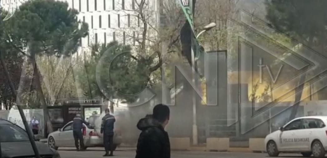 Video/ Përfshihet nga flakët “Benz-i” në bulevard