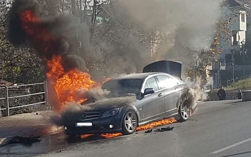 Makina përfshihet nga flakët në ecje, dyshimet e para