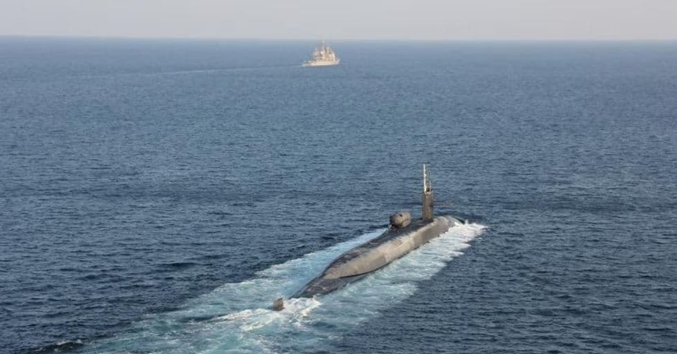 Iran: Nëndetësja amerikane detyrohet të dalë në ngushticën e Hormuzit