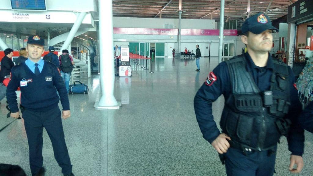 Tentoi të fuste në Shqipëri 29 mijë dollarë të fshehura në bagazh, procedohet kinezi