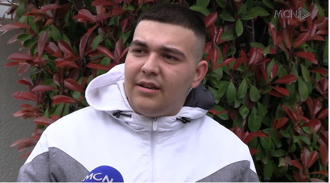“Mësuesi na thotë të shkojmë në xhami”