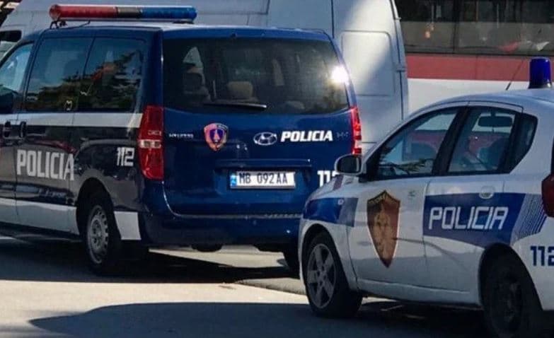 Armë zjarri dhe municion luftarak në banesë, arrestohet 57-vjeçari në Vorë