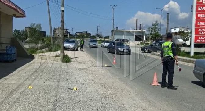 Makina përplas këmbësoren në hyrje të qytetit të Laçit