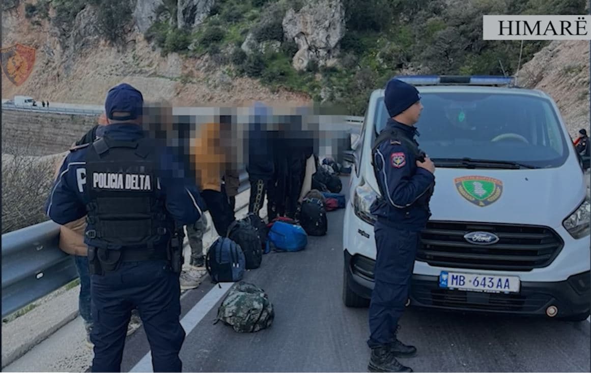Një makinë kontrollonte rrugën/ Kapen 4 persona, transportonin 29 emigrantë me furgon