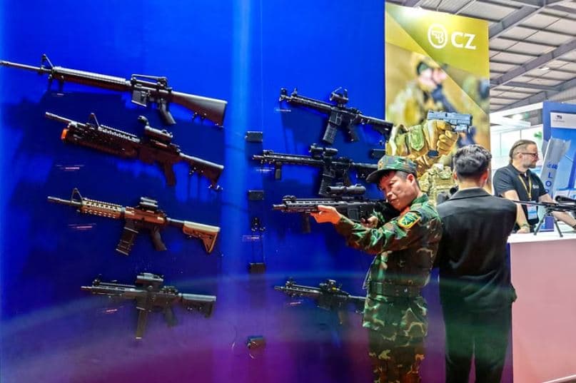 Republika Çeke kërkon të furnizojë Vietnamin më avionë, radarë dhe armë