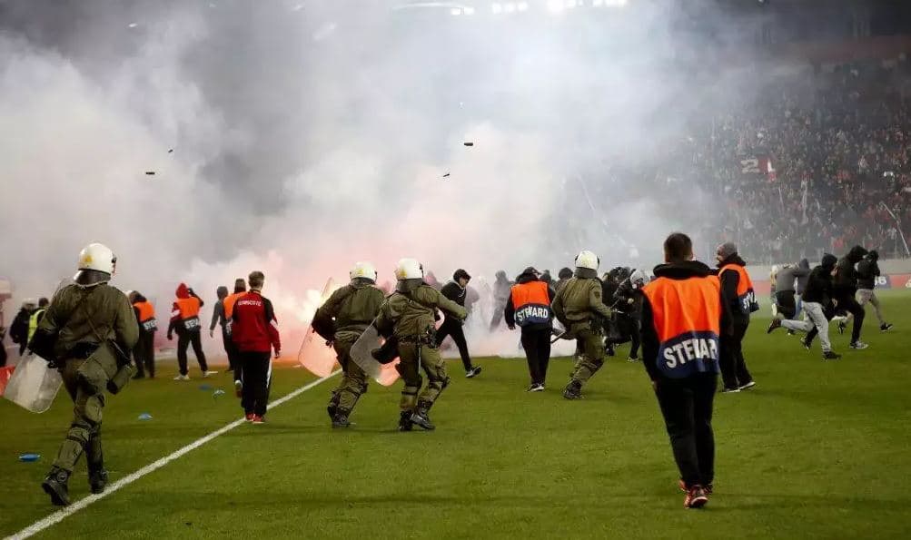 Humbën derbin me AEK-un, tifozët e Olympiacos “pushtojnë” fushën pas ndeshjes (VIDEO)