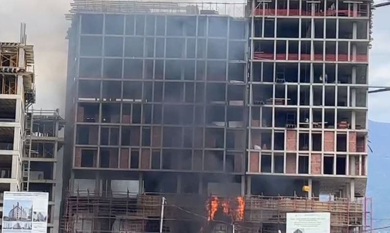 Tiranë, zjarr në një pallat në ndërtim