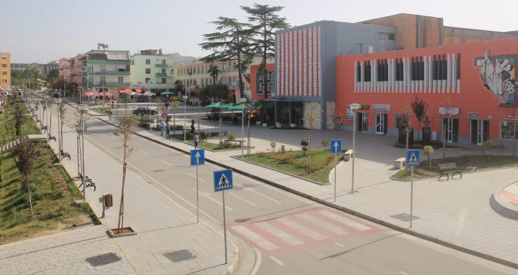 Patos/ Punonjësi denoncon shefin e Komunales: Më rrahu se nuk i plotësova një formular