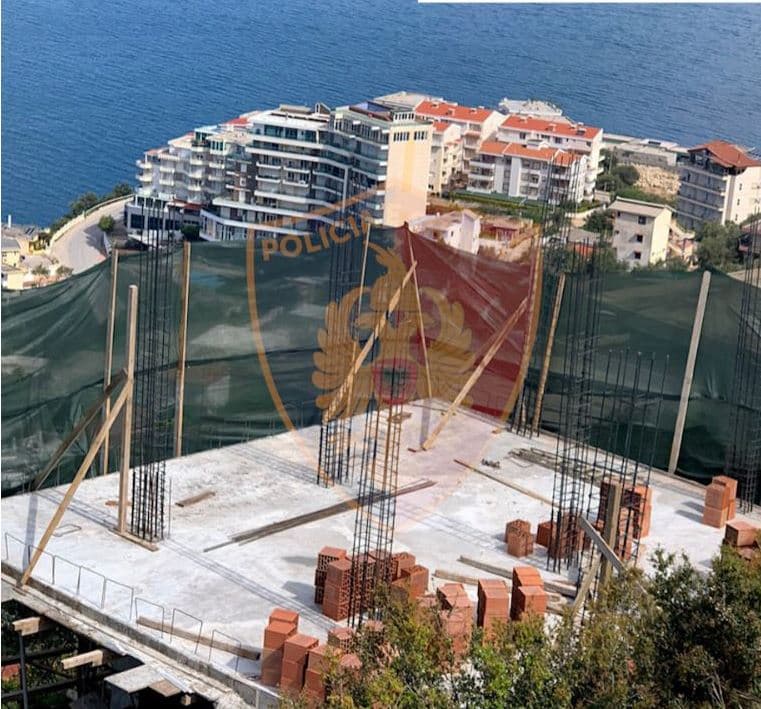 Ndërtoi pa leje në vijën bregdetare në Vlorë, vihet në pranga 