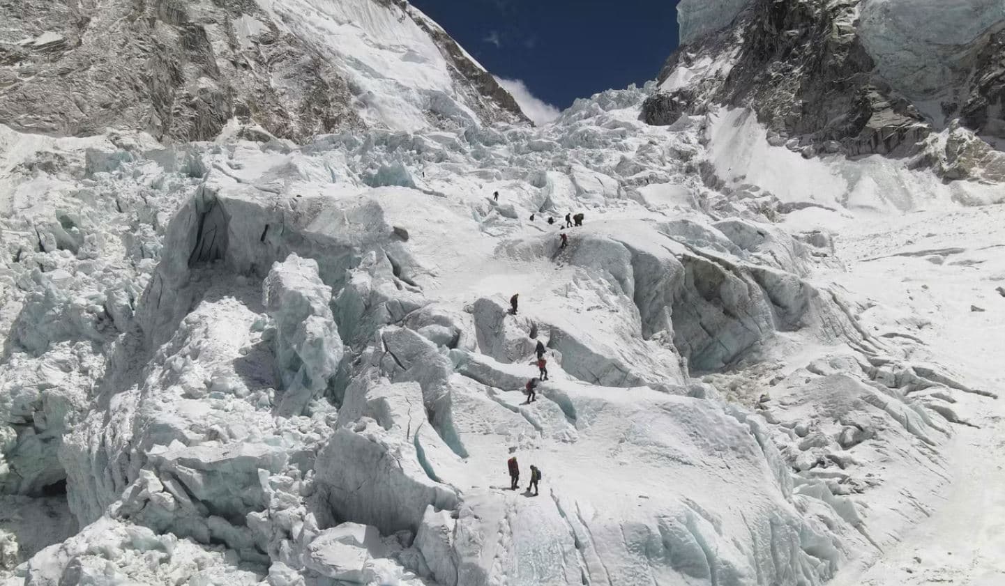 Nepali lëshon rekord lejesh për t’u ngjitur në Everest, pavarësisht shqetësimeve për mbipopullim 