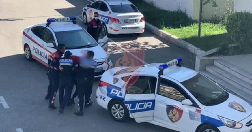 Autorë të dyshuar të disa vjedhjeve në fabrika të ndryshme, arrestohen 2 persona në Shijak