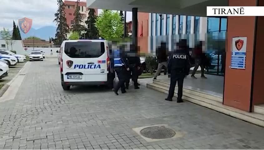  Transportonin emigrantë me pagesë/ Arrestohen tre shtetas në Tiranë, dy në kërkim 