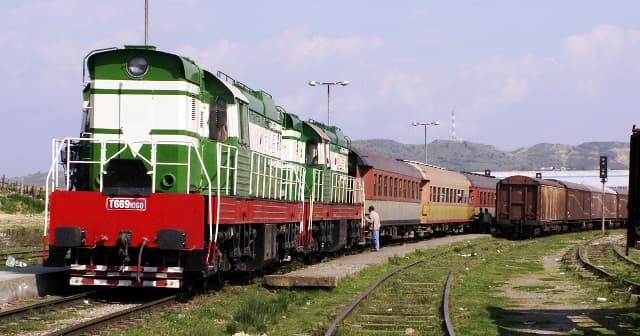 Treni përplas një grua në Lezhë, transportohet në gjendje të rëndë në spital