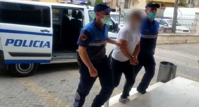 Emri/ Në kërkim për kanosje dhe dëmtim automjetesh, arrestohet 30-vjeçari në Pogradec