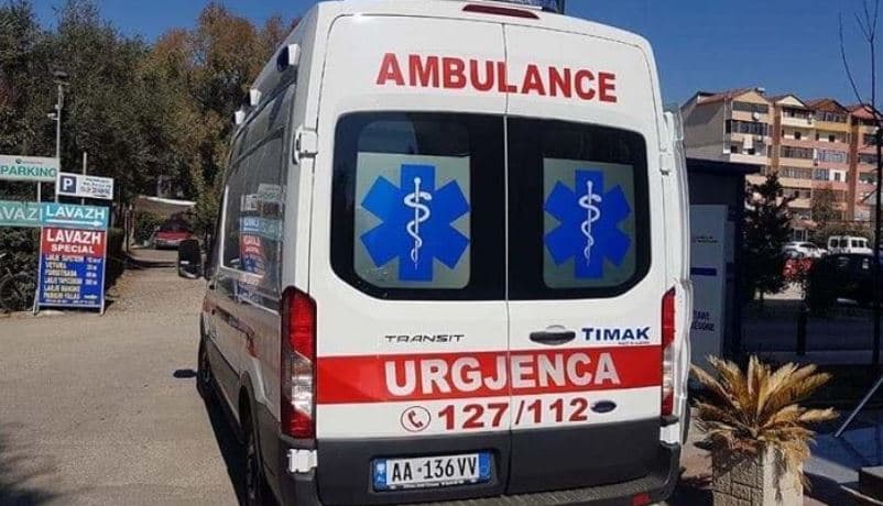 Fier, 54-vjeçarja bie nga kati i tretë i pallatit
