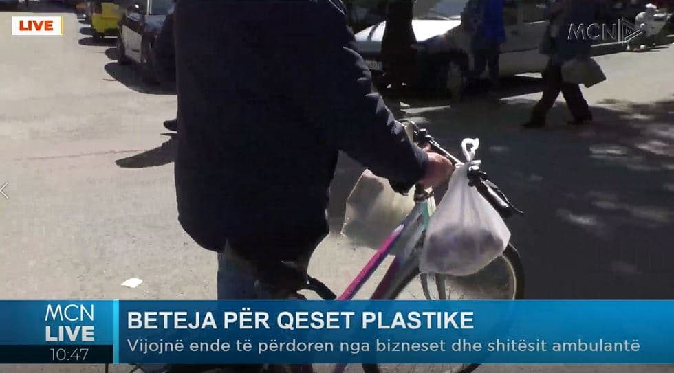 Ligji nuk respektohet, vijon përdorimi i qeseve plastike (VIDEO)