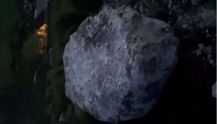 Rikthehet frika në Torovicë, shkëmbi shkëputet nga mali dhe bie në zonë të banuar (VIDEO) 