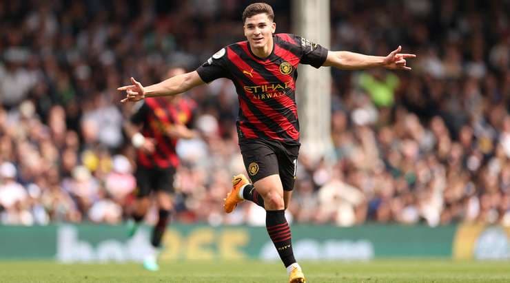 Premier League/ Triumf me vuajtje, Manchester City merr kryesimin