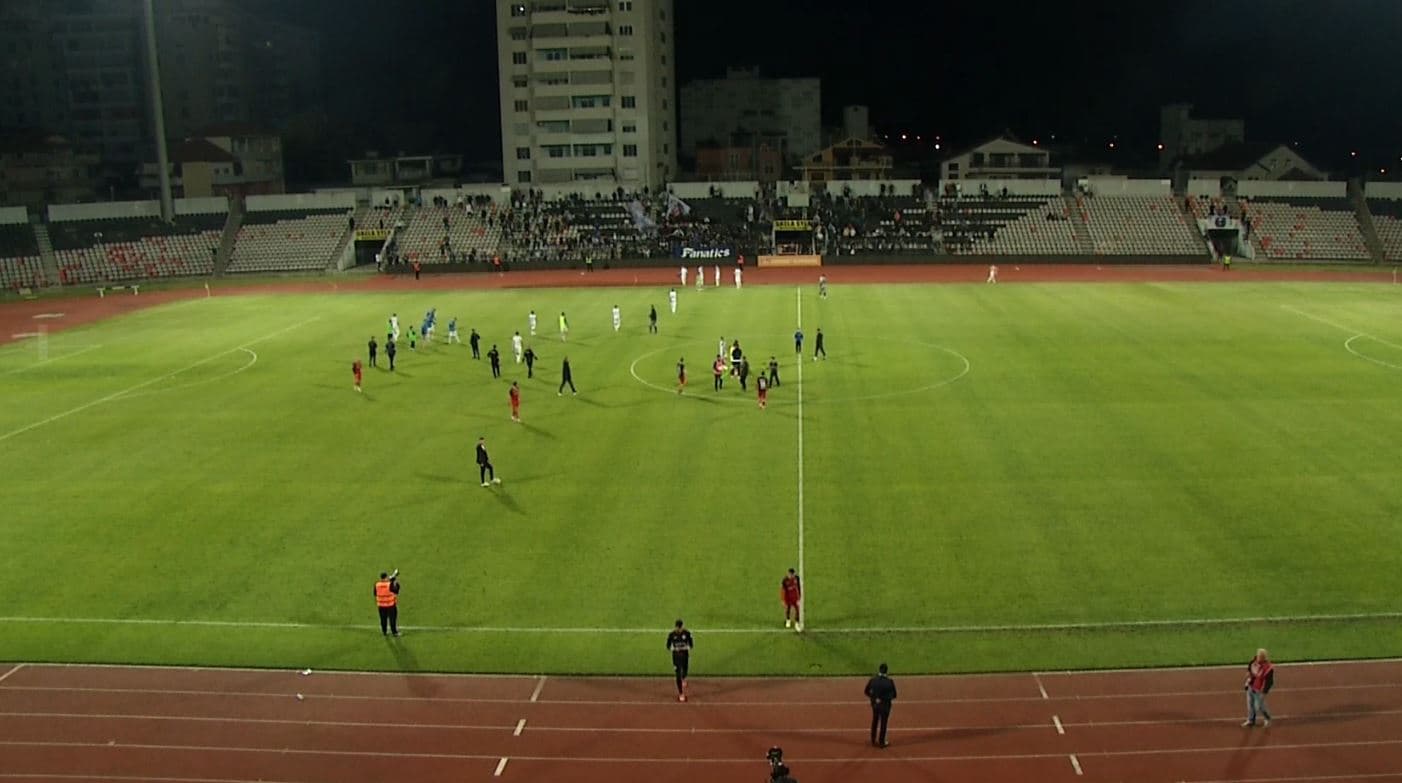 Gol në minutat e fundit, Hila nderon Tiranën. Kastrioti e mbyll me 9 lojtarë